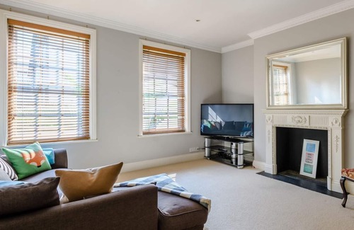 Kennington Cottage | 3 bedroom accommodation in Kennington, London