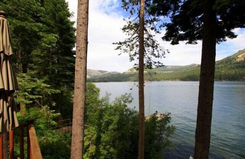 Truckee House | 3 bedroom and Loft, 3.5 bath, sleeps 6. Lakefront with Private Dock DLR#078