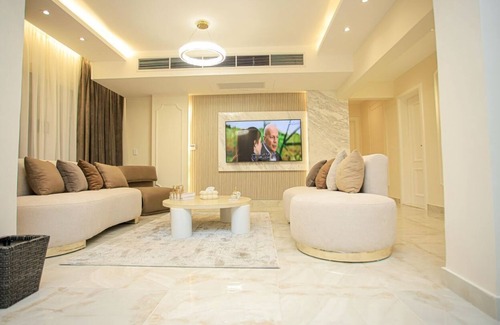 Al Duqqi Apartment | 3-bedroom apartment in lovely Giza Governorate with AC, WiFi and nile view