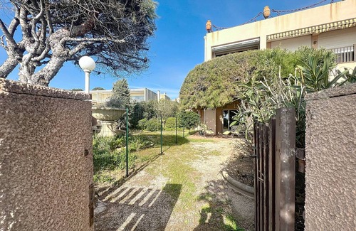 Les Lecques Apartment | 3-bedroom apartment with garden, direct beach access