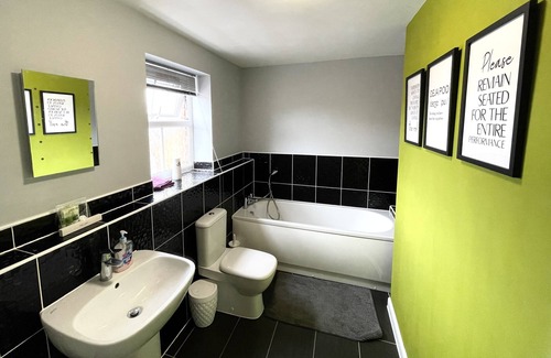 Higham Ferrers House | 3 Bedroom apartment, sleeps 8, Elec car charge port
