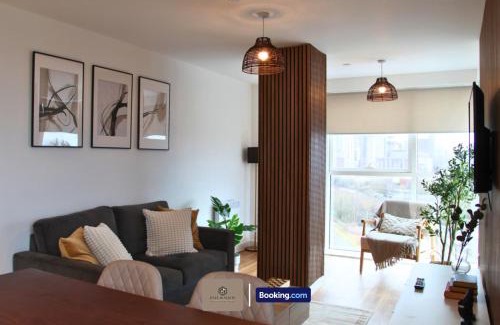 Trafford Apartment | 3 Bedroom Apartment By Paul & Malin Properties Short Lets & Serviced Accommodation Stretford With Free Parking & Gym Access