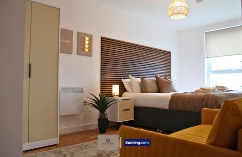 Trafford Apartment | 3 Bedroom Apartment By Paul & Malin Properties Short Lets & Serviced Accommodation Stretford With Free Parking & Gym Access
