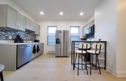 Elizabeth Apartment | 3-bedroom apartment in lovely Elizabeth with WiFi, AC