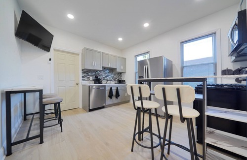 Elizabeth Apartment | 3-bedroom apartment in lovely Elizabeth with WiFi, AC