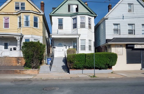 Elizabeth Apartment | 3-bedroom apartment in lovely Elizabeth with WiFi, AC