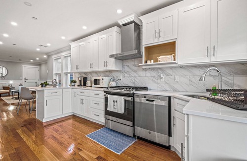 Dorchester Apartment | 3-bedroom apartment in charming Boston/Near Train