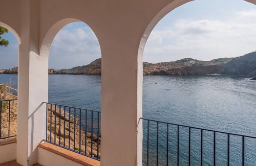 Sa Tuna Apartment | 3 bedroom apartment in first sea line in Sa Tuna, Begur (H02)