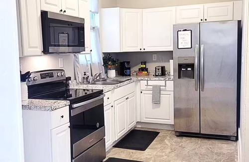 Midtown Apartment | 3-bedroom apartment in charming Savannah with AC