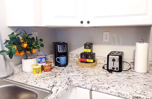 Midtown Apartment | 3-bedroom apartment in charming Savannah with AC