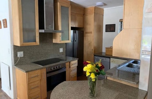 Greater Johannesburg Metropolitan Area Apartment | 3-bedroom apartment in welcoming Sandton with AC