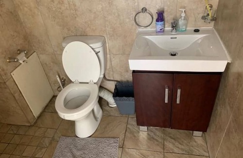 Greater Johannesburg Metropolitan Area Apartment | 3-bedroom apartment in welcoming Sandton with AC