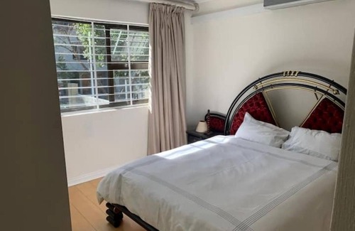 Greater Johannesburg Metropolitan Area Apartment | 3-bedroom apartment in welcoming Sandton with AC