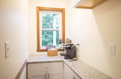 Allston Apartment | 3 Bedroom Apartment with Parking