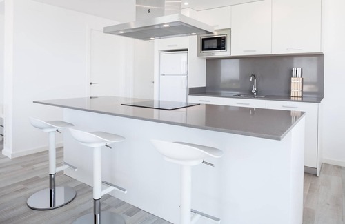 Santa Margarida Apartment | 3-bedroom apartment with sea views, communal jacuzzi, next to the beach and close to the town center