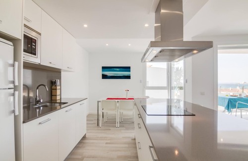 Santa Margarida Apartment | 3-bedroom apartment with sea views, communal jacuzzi, next to the beach and close to the town center
