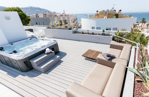 Santa Margarida Apartment | 3-bedroom apartment with sea views, communal jacuzzi, next to the beach and close to the town center