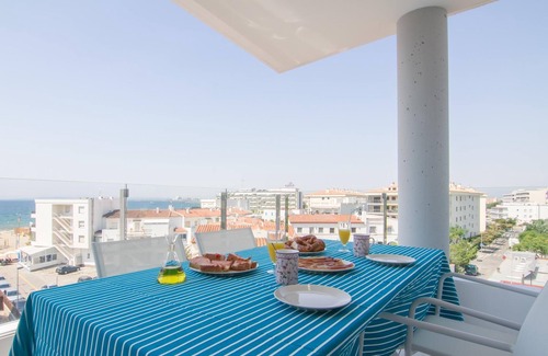 Santa Margarida Apartment | 3-bedroom apartment with sea views, communal jacuzzi, next to the beach and close to the town center