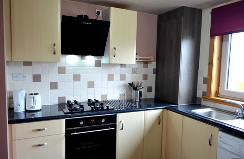 North Glasgow Apartment | 3 Bedroom Apt- 5 beds + sofa bed - Free Wi-Fi, Parking