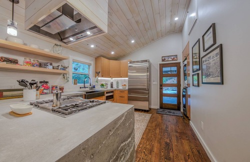 Marshall House | 3 bedroom Artisan home in charming Marshall