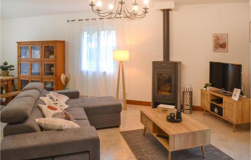 Boulazac-Isle-Manoire House | 3 Bedroom Awesome Home In Atur