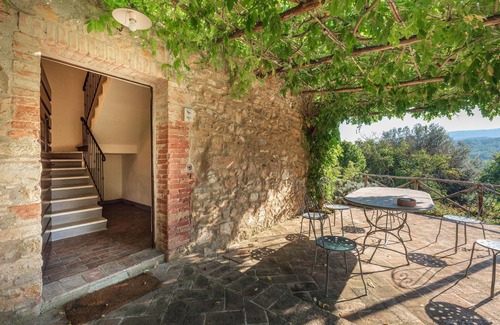 Simignano Apartment | 3 bedroom awesome apartment in Casole d'Elsa