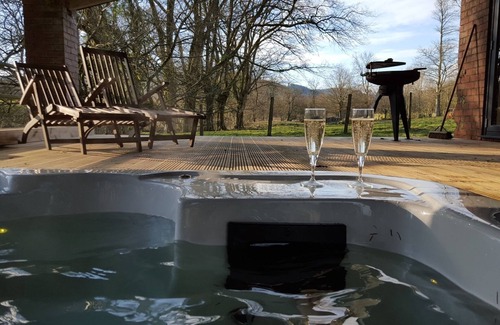 Llanwrtyd Wells House | 3 Bedroom Barn - sleeps 8 (Hot Tub)