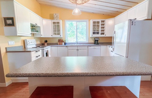 Kenora Cottage | 3 Bedroom Beachfront Cottage on Lake of the Woods