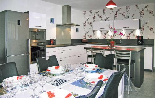 Dourdan House | 3 Bedroom Beautiful Home In Dourdain