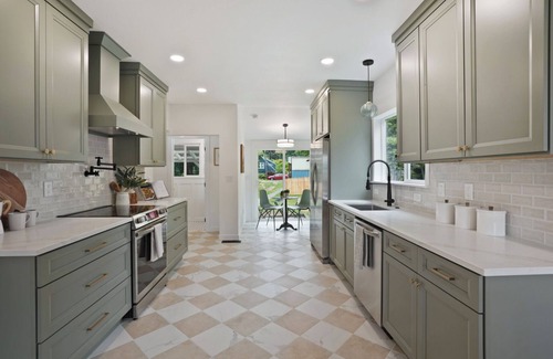 Collins View House | 3 Bedroom - Beautifully Remodeled Bungalow - Extended Stays