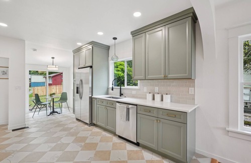 Collins View House | 3 Bedroom - Beautifully Remodeled Bungalow - Extended Stays