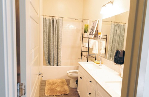 Pumpkin Center House | 3-bedroom bungalow in charming Bakersfield with WiFi, AC