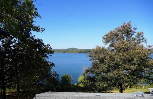 Cookson Cabin | 3-bedroom cabin at Sixshooter Marina