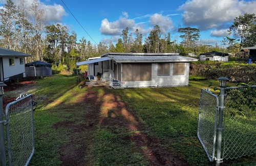 Ainaloa Cabin | 3-bedroom cabin in serene Pāhoa with fitness room, WiFi