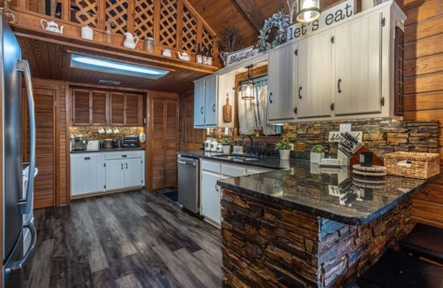 Valley View Cabin | 3-bedroom cabin in wonderful Valley View with hot tub! Sleeps 6!