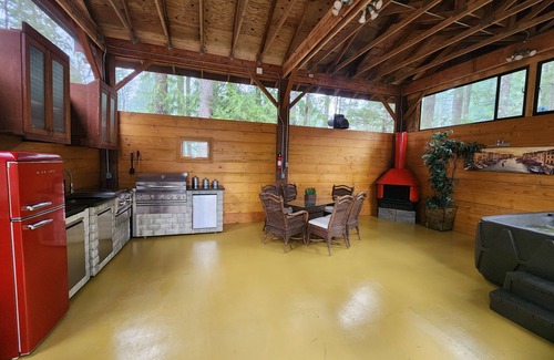 Ashford Cabin | 3-bedroom cabin in wonderful Ashford with WiFi