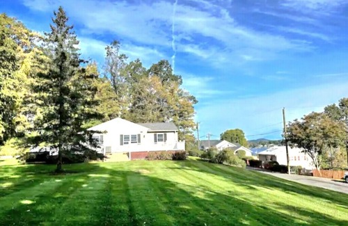 Danbury House | 3-bedroom Candlewood Lakeside house