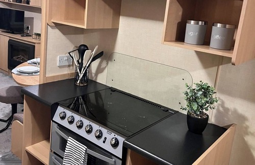 Clacton-on-Sea Cabin | 3 Bedroom Caravan - Sleeps 8 - Parking, Wifi, Pool