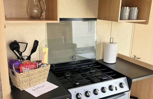 Clacton-on-Sea Cabin | 3 Bedroom Caravan - Sleeps 8 - Parking, Wifi, Pool