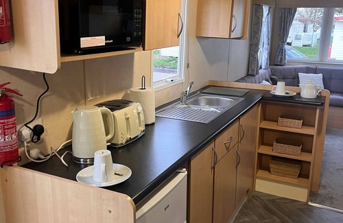 Clacton-on-Sea Cabin | 3 Bedroom Caravan - Sleeps 8 - Parking, Wifi, Pool