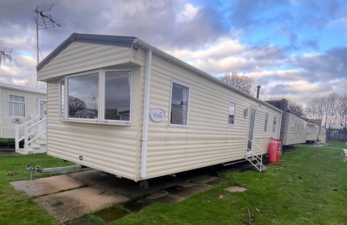 Clacton-on-Sea Cabin | 3 Bedroom Caravan - Sleeps 8 - Parking, Wifi, Pool