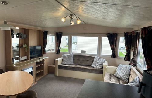 Rhyl Ski Chalet | 3 Bedroom Caravan - Sleeps 6, Pool & Garden