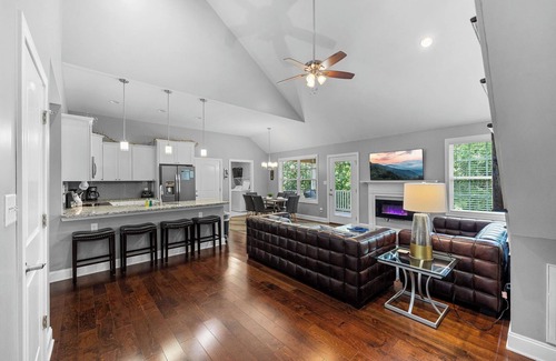 Pigeon Forge Cottage | 3-Bedroom Chalet with Arcade and Pool Table