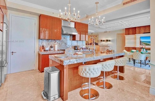 Bal Harbour Condo | 3 Bedroom Condo 440589 by Houzlet