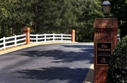Lackey Condo | 3-bedroom condo in beautiful Williamsburg with lots of amenities