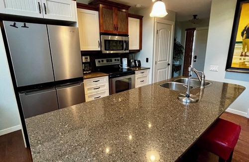 Central Okanagan House | 3 Bedroom Cottage at La Casa with Stunning Lake Okanagan Views!
