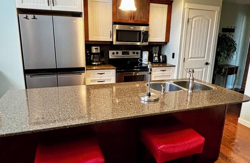 Central Okanagan House | 3 Bedroom Cottage at La Casa with Stunning Lake Okanagan Views!