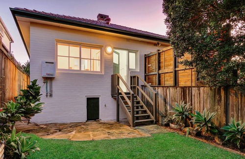 Cremorne House | 3 Bedroom Cottage - Near Cremorne Waters Edge!