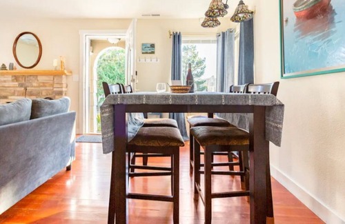 Lincoln Beach House | 3-bedroom cottage w/ hot tub, 5 min walk to beach!