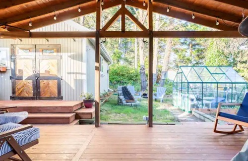 Lincoln Beach House | 3-bedroom cottage w/ hot tub, 5 min walk to beach!